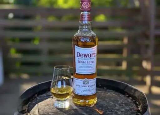 Dewar's white label Blended scotch whisky 750ml